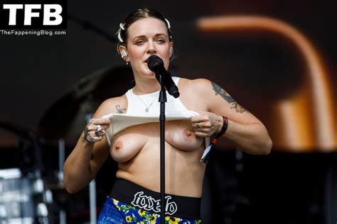 Tove Lo Shows Her Nude Titties On Stage Photos Video Pinayflixx