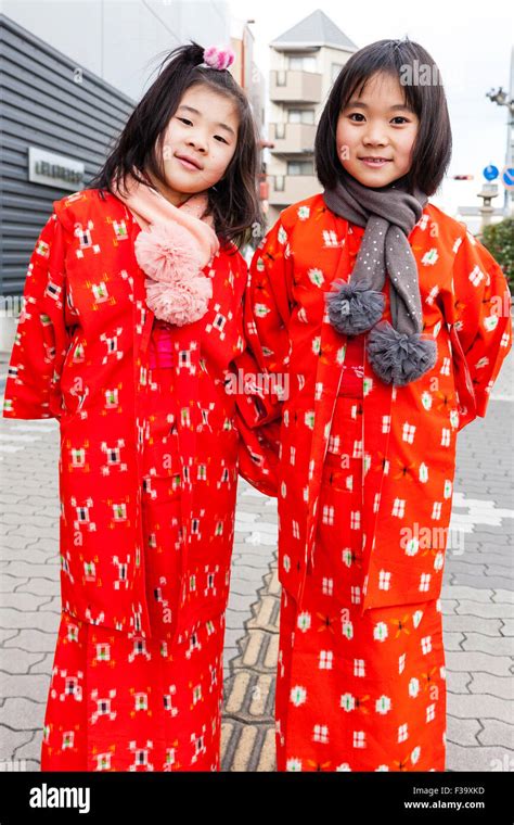 Yukata filles Banque de photographies et dimages à haute résolution
