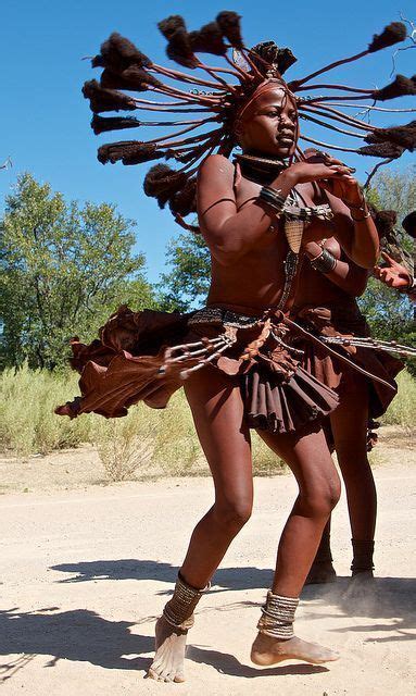 Danza De Mujer Himba Namibia African Dance African People Himba