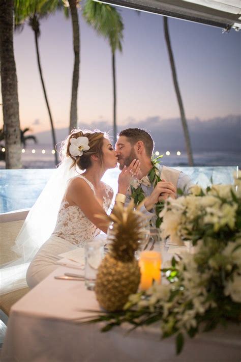 Picture Perfect Tropical Hawaii Wedding - MODwedding