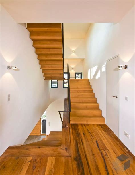 Wir wohnen in einem mehrfamilienhaus. Treppenhaus mit geraden Treppen aus Holz | Moderne ...