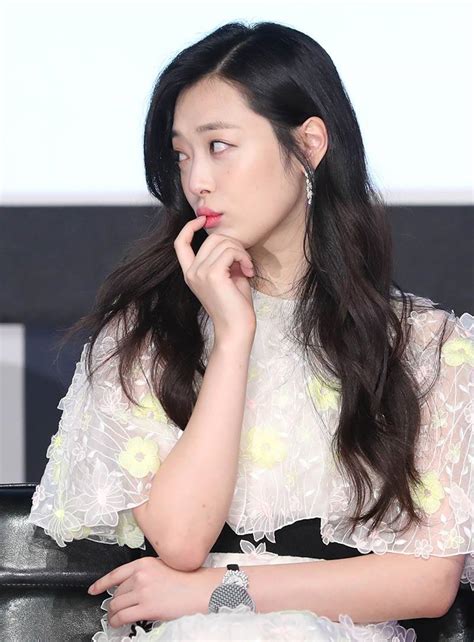 Sulli was found dead at 3.20pm after her manager went to her house when he couldn't contact her. Sulli Didn't Think She Was Fit To Be A Celebrity For This Reason - Koreaboo