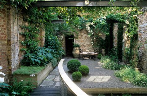 12 Romantic Courtyards And Walled Gardens Houzz Uk