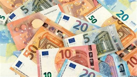 Ich habe grade ein foto von einem 1000 € schein gesehen, aber eigentlich gibt es die doch nicht oder doch? Brexit: EU bank may not fully repay UK until 2054 - BBC News