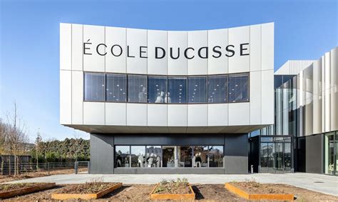 A Meudon Lecole Ducasse Un édifice Intégré Au Cadre Végétal