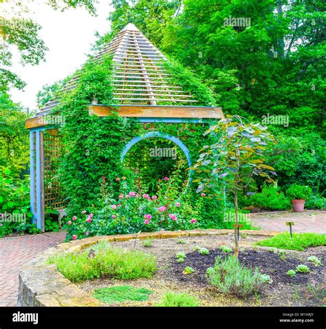 Gazebo And Garden Hi Res Stock Photography And Images Alamy