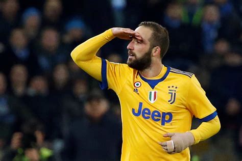 Juventus secured a sixth successive home league win of the season as it downed title rival napoli courtesy of gonzalo higuain's strike. Napoli-Juventus, Higuain gol e esultanza polemica al San ...