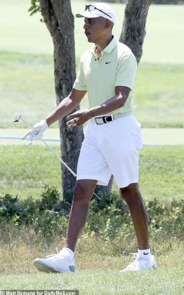 Obama Spotted At Golf Course With Injured Fingers Days After