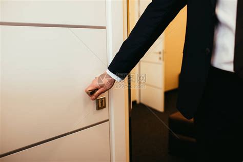 部分看到男人拿着门把手进入旅馆房间高清图片下载 正版图片505833742 摄图网
