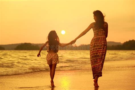 7957 Madre E Hija Que Caminan En La Playa Fotos De Stock Fotos