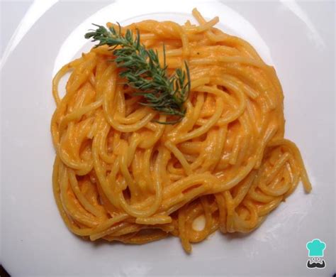 Espagueti rojo con queso amarillo Receta FÁCIL