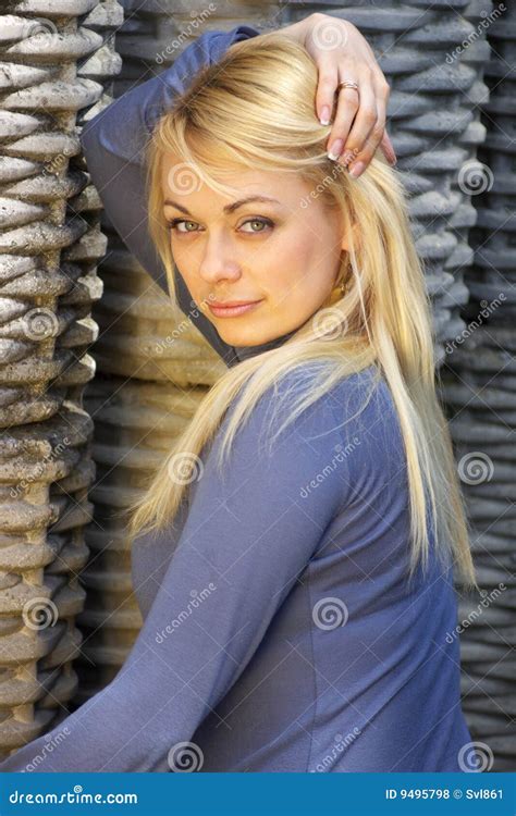 junge blonde frau stockfoto bild von kaukasisch mädchen 9495798