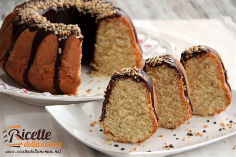 La torta yogurt e mele senza uova è un dolce leggero e sano con pochi sensi di colpa, una torta da credenza umida e morbida, perfetta per la merenda di tutta la famiglia. Ciambella alle nocciole | Ricette della Nonna