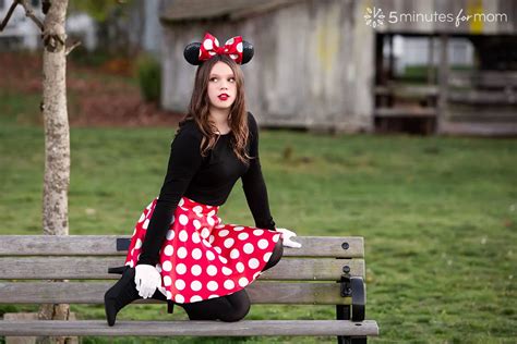 Diy Minnie Mouse Costume How To Make A Minnie Mouse Skirt And Bow 5 Minutes For Mom