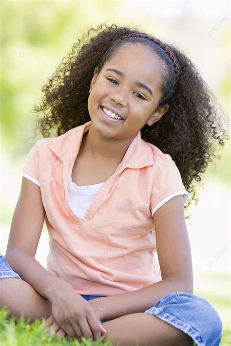 فتاة شابة تجلس في الهواء الطلق تبتسم الاسترخاء في الخارج تبتسم صورة الخلفية والصورة للتنزيل