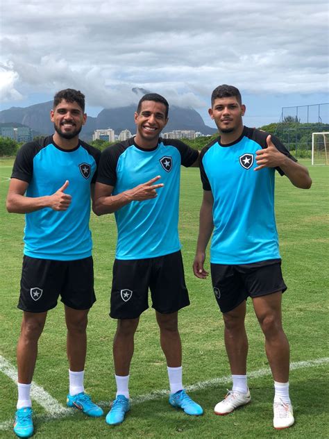 Botafogo Treina No Clube Da Aeronáutica E Avalia Opções Enquanto Nilton Santos Passa Por Reparos