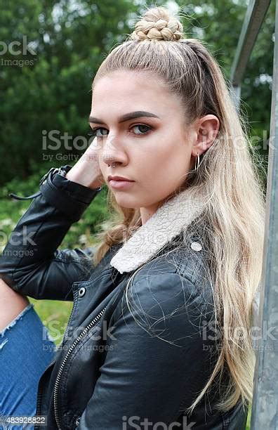 인물 사진 질긴 루킹 십대 여자아이 2015년에 대한 스톡 사진 및 기타 이미지 2015년 금발 머리 독립 istock