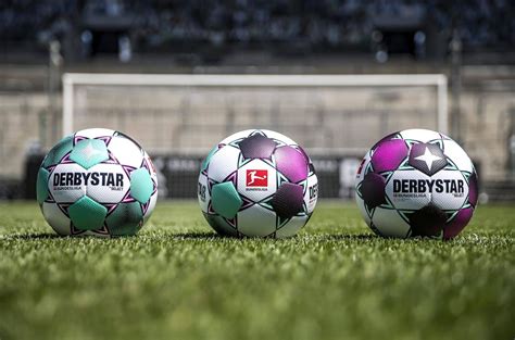 Den bundesligaball gibt es erst seit 3 jahren davor hat man mit irgenwelchen gespielt. Bundesliga 2020-21 Derbystar Match Ball | Equipment ...
