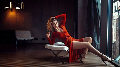 Обои на рабочий стол Девушка в красном платье сидит у окна Фотограф Шевчук Юлия обои для
