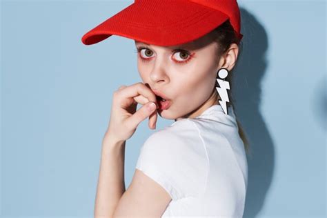 Mujer Emocional En Una Gorra Roja Mirada Sorprendida Aretes Maquillaje