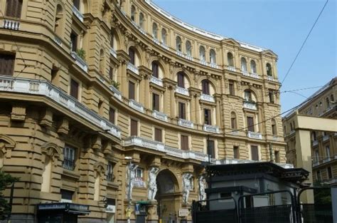 I Quattro Palazzi Curiosità Sulla Celebre Piazza Di Napoli Il Blog