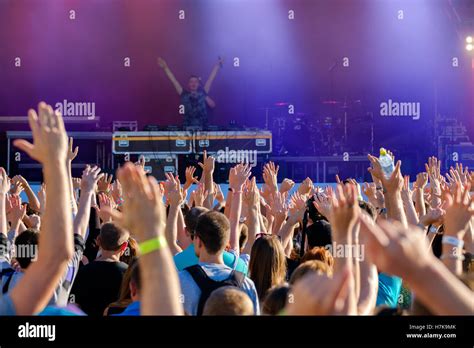 Crowd Of Fans Cheering Stock Photo Alamy