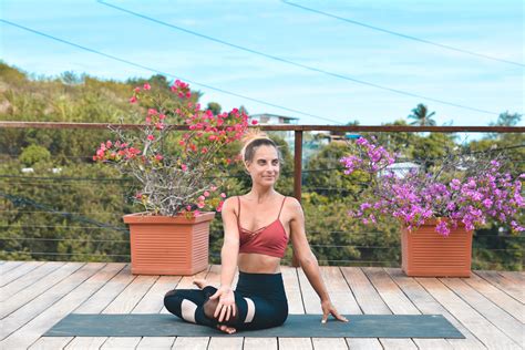Quick Twist Yoga Class Minute Practice To Awaken Your Solar Plexus Allie Van Fossen