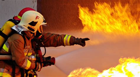 Index: Két tűzoltó megégett a rossz védőruha miatt | CIVILHETES
