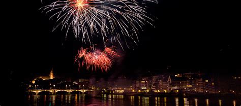 Ein gelungener abend mit tollen gästen und einem spitzenmässigen feuerwerk. Basel feiert Eidgenossenschaft mit Feuerwerk - La Suiza ...