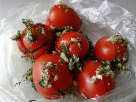 Помидоры малосольные фарширов. Малосольные помидоры. Помидоры малосольные быстрого приготовления с чесноком. Малосольные помидоры. Суточные помидоры с чесноком и зеленью быстрого.