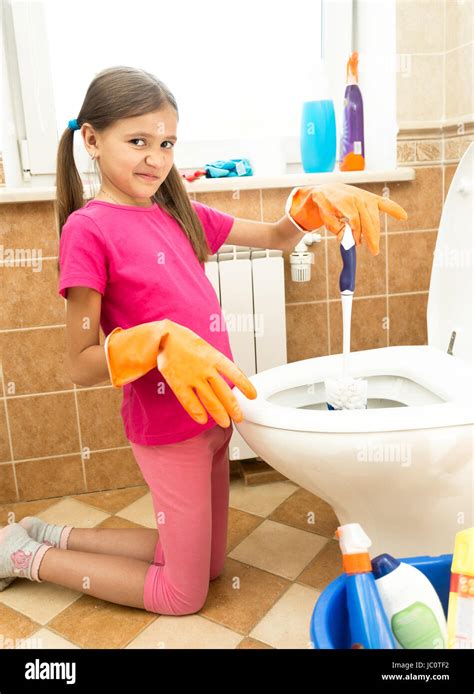 Porträt Des Kleinen Mädchens Reinigung Toilette Mit Ekel Stockfotografie Alamy