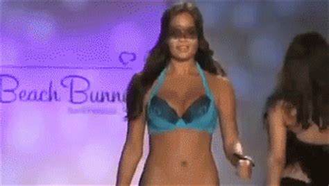 Models Boobs Bouncing On The Catwalk 22 Gifs Izispicy Com