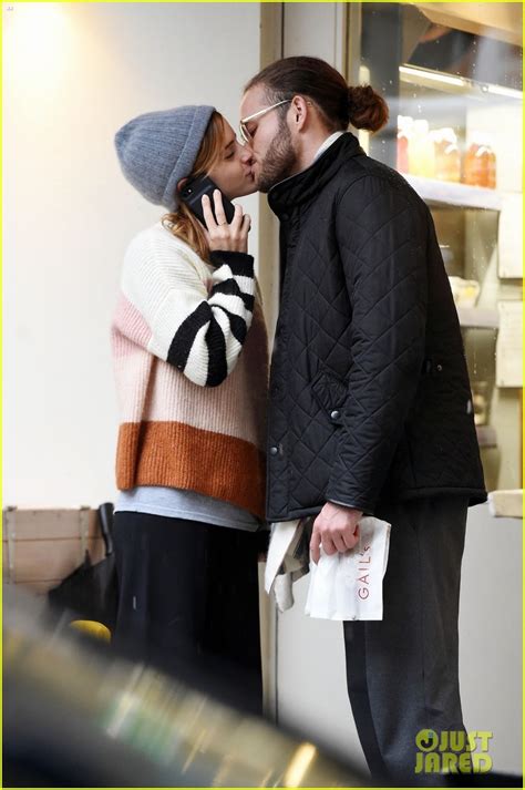 You'll know how men like to be kiss, how to kiss your boyfriend and how to kiss a guy. Emma Watson Kisses New Mystery Boyfriend in London: Photo ...