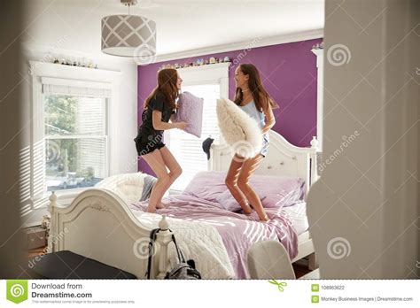 Duas Meninas Em Uma Cama Que Tem Uma Luta De Descanso Vista Da Entrada Foto De Stock Imagem