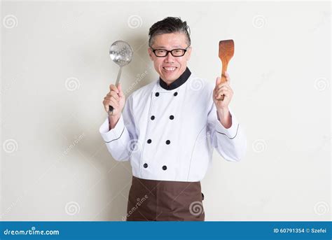 dojrzały azjatycki chiński szef kuchni z kuchennymi narzędziami zdjęcie stock obraz złożonej z