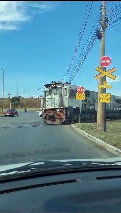 Vídeo mostra momento em que trem bate em ônibus no SIA Vídeo Dailymotion