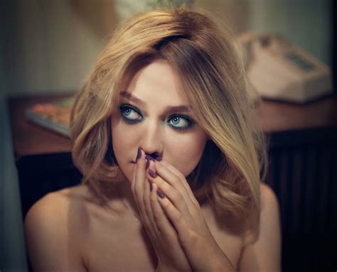 Download Blonde Blue Eyes Face American Actress Celebrity Dakota Fanning Hd Wallpaper