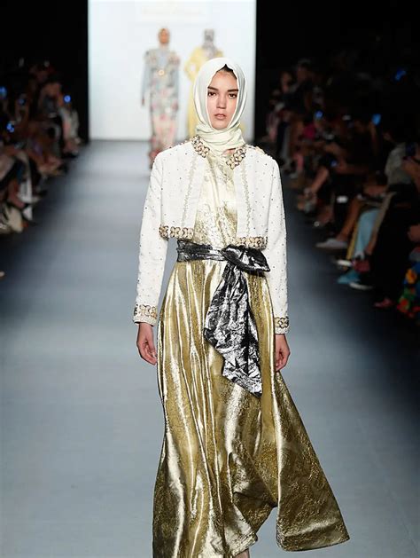anniesa hasibuan jadi wakil pertama indonesia dan hijab di new york fashion week photo