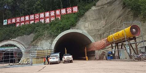 英法海底隧道（英語：channel tunnel，亦称 chunnel；法語：le tunnel sous la manche，拉芒什海峡隧道）是一座50.5公里长的海底铁路隧道，位于英吉利海峡多佛水道下，连接英国的福克斯通和法国加来海峡省的科凯勒（位于法国北部的加来附近），为世界第三长隧道。 山东科风节能设备有限公司主营各类离心风机、轴流通风机、矿用风机、屋顶风机