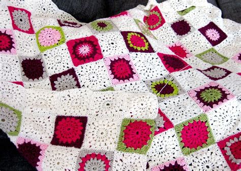 Entdecke tausende kostenlose anleitungen zum häkeln von decken, darunter unzählige kostenlose häkelmuster für babydecken, patchworkdecken und überwürfe. Oma in modern: Granny Square-Decke häkeln | Decke häkeln ...