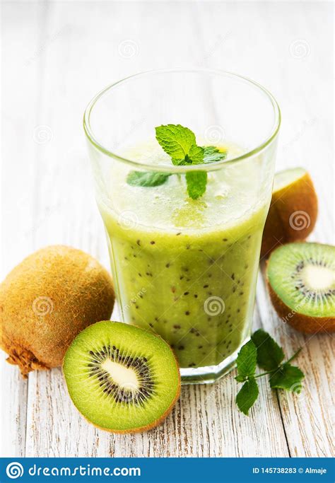 Vidrio Del Smoothie Del Kiwi Con Las Frutas Frescas Imagen De Archivo