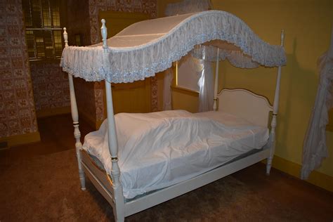 Lot Vintage Twin Sized French Provincial Bed With Canopy