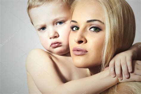 Joven Madre Abrazando Al Niño Hermosa Mujer Rubia Con Hijo Pequeño