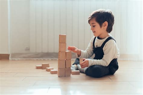 Niño Jugando En Casa Foto Gratis