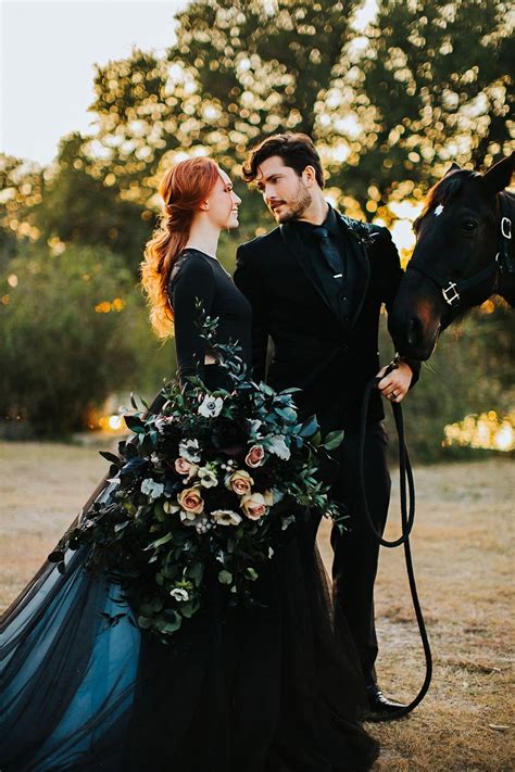 How To Have A Dark And Dramatic Themed Wedding Dark Wedding Edgy