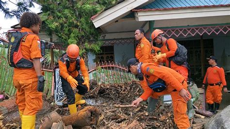 Tim Sar Gabungan Terus Mencari Korban Banjir Bandang Sentani Okezone News