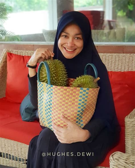 Tampilan Terkini Dewi Hughes Ini Bikin Pangling Gaya Hijabnya Beda Banget