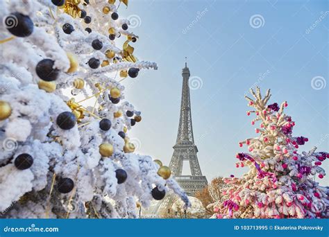 Árbol De Navidad Cubierto Con Nieve Cerca De La Torre Eiffel En París