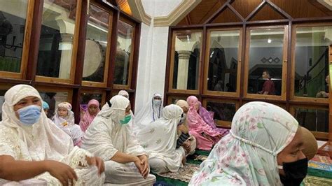 Bacaan doa setelah sholat idul fitri pada dasarnya tidak ada doa khusus yang harus dipanjatkan setelah sholat idul fitri berjamaah di masjid. BACAAN Doa dan Zikir Setelah Sholat Idul Fitri Lengkap ...