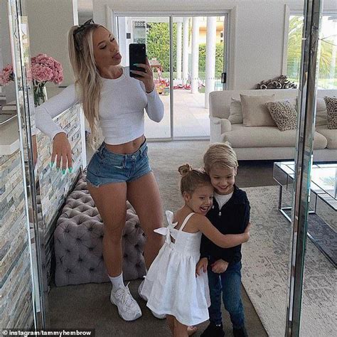 Tammy Hembrow Flaunts Her Washboard Abs And Muscular Back In A Tiny Tennis Outfit Tammy